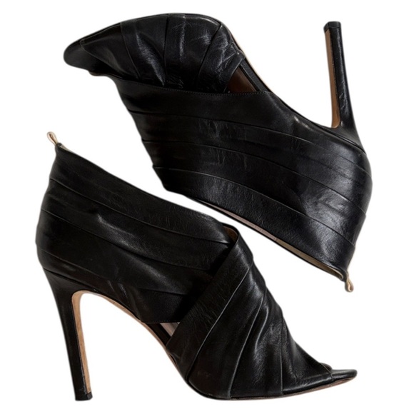 SJP Sarah Jessica Parker Leather Heels
Black Size 8 Retail $495.00 - Picture 1 of 8